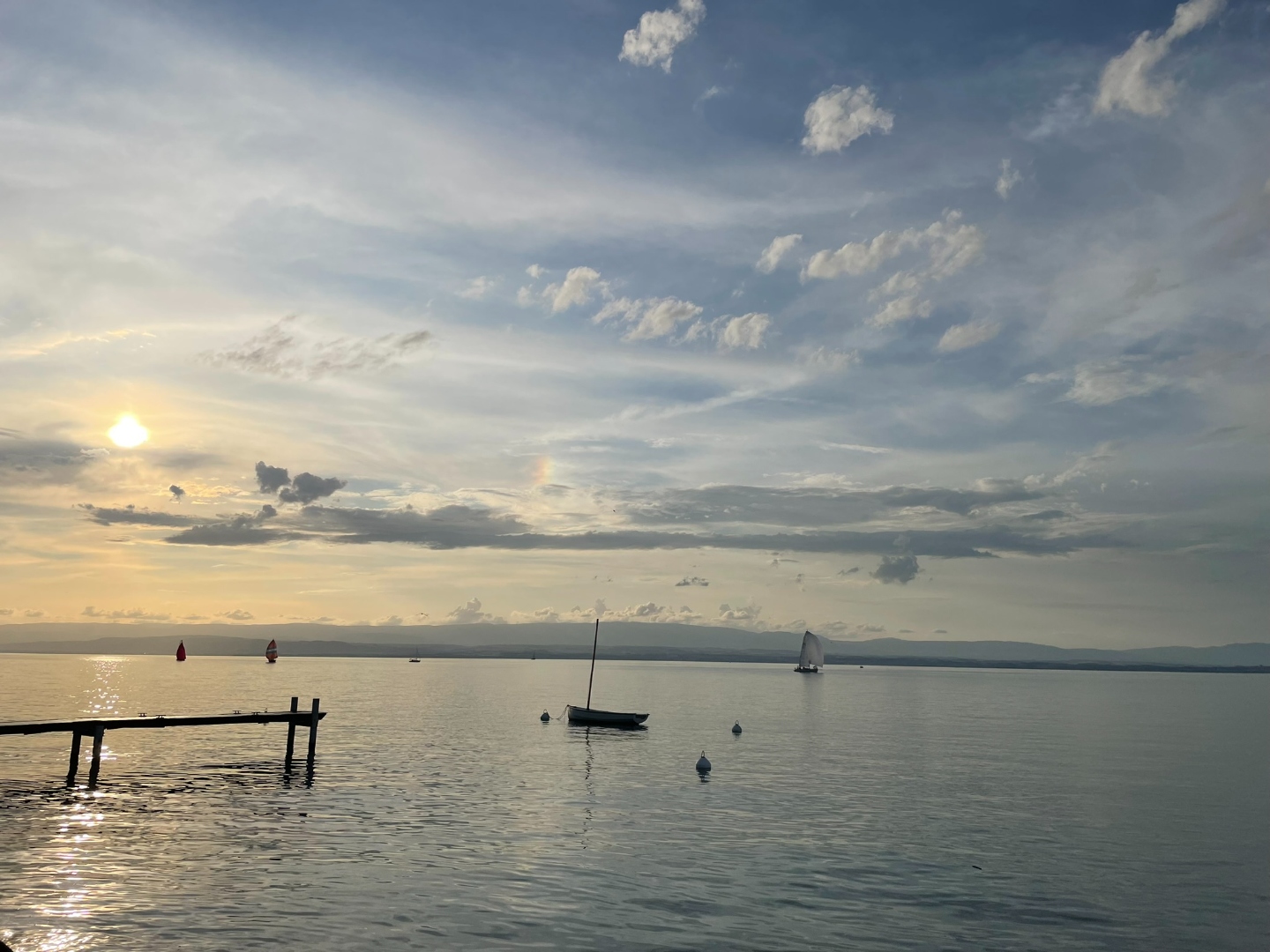 Voiliers sur le lac Léman au large d'Évian au crépuscule